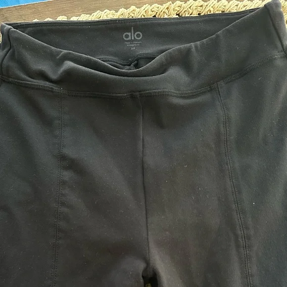 Black High-Waist Flutter Leggings - Picture 3 of 5